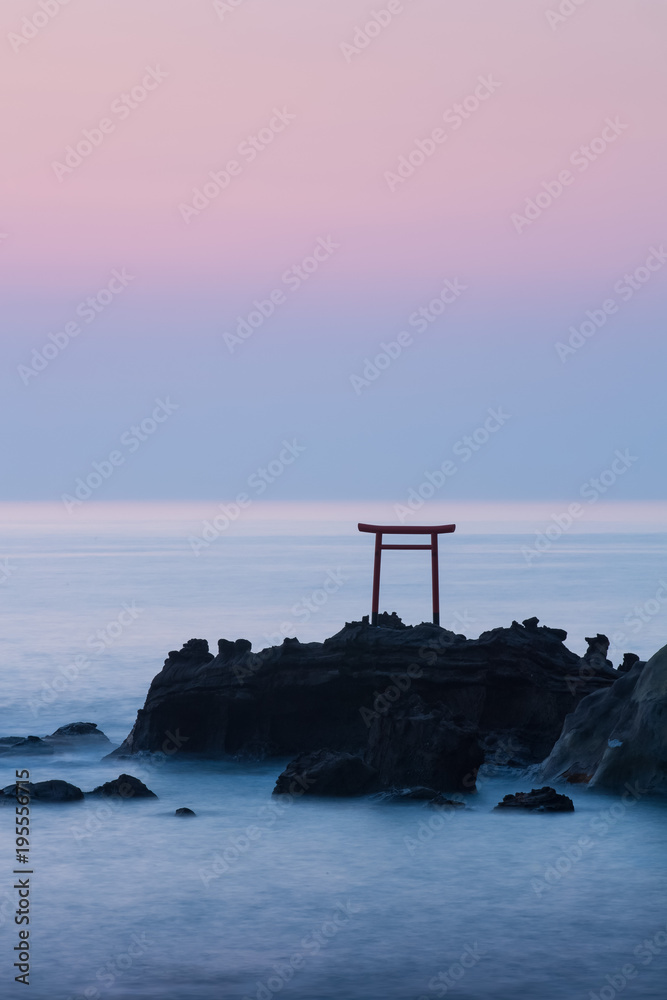 福岛县岩城镇八町海滩夏季海上日出。