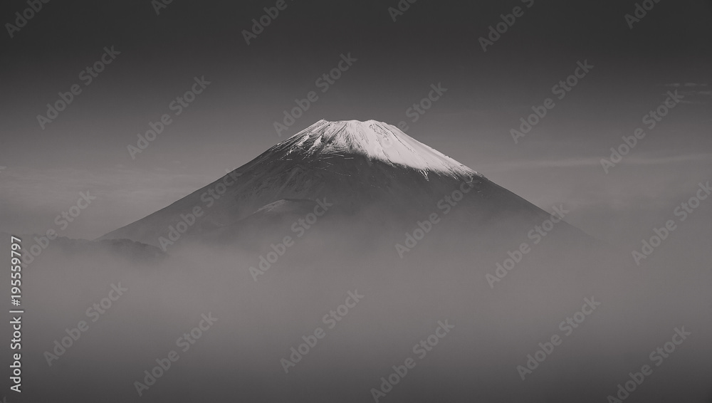 秋季早晨富士山顶有雾，以黑白色调处理