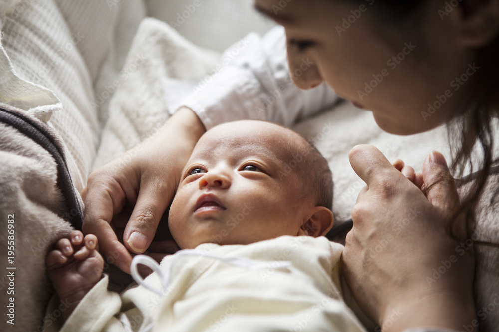 赤ちゃんを優しく見守る母親