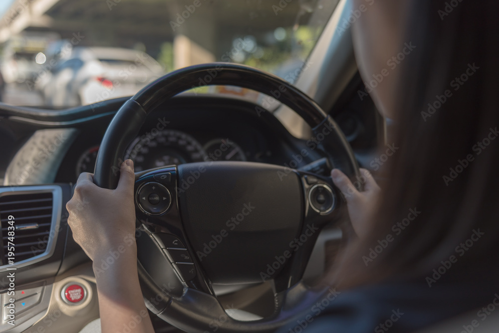 年轻女性开车