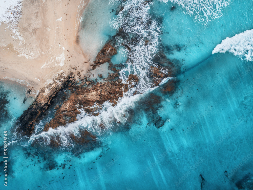 海浪、岩石和透明海洋的鸟瞰图。夏季海景，大海，沙滩，美丽