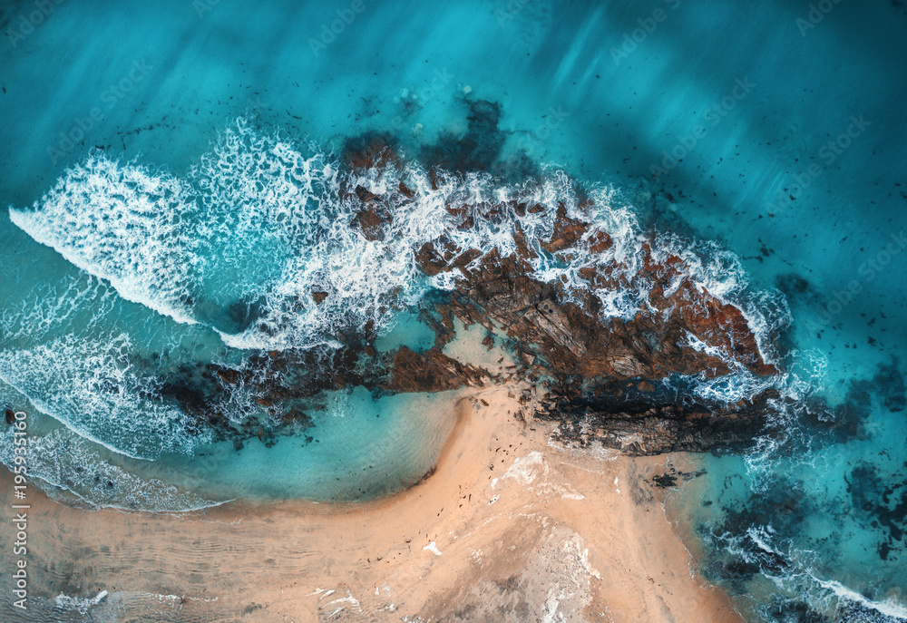 海浪、岩石和透明海洋的鸟瞰图。夏季海景，大海，沙滩，美丽