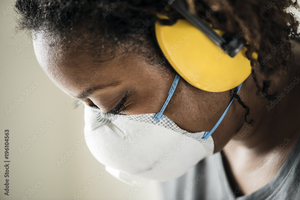 戴护耳器的黑人妇女