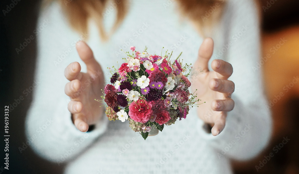 Mazzo di fiori tra le mani, primavera, natura 