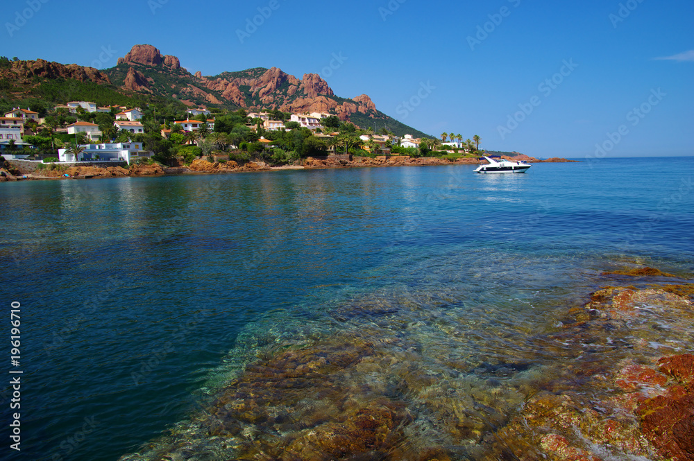 海上岩石海滩