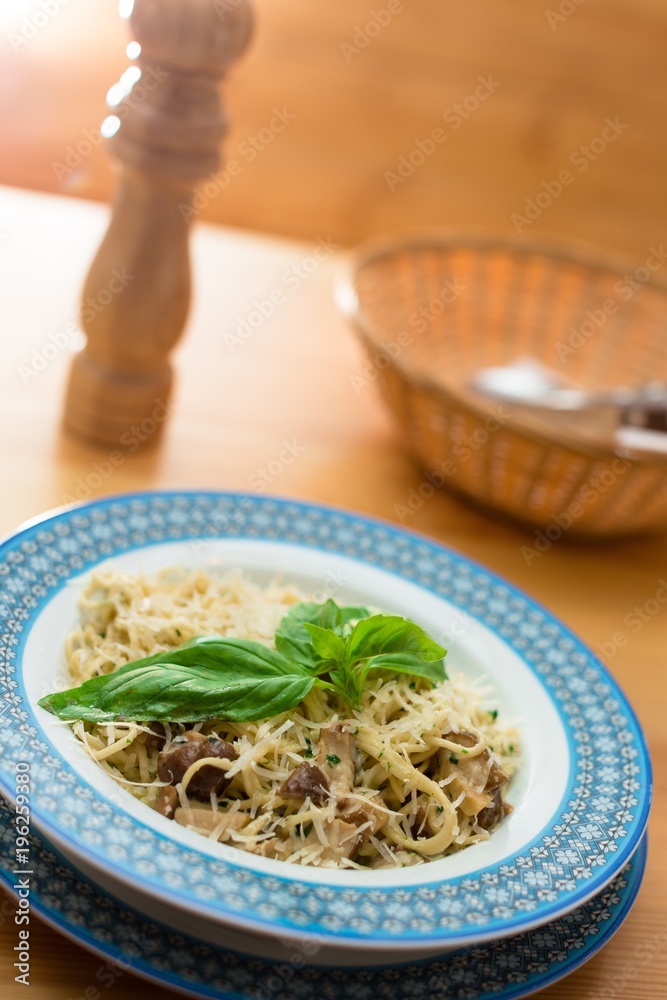 餐桌上的碳酸Fettucine菜肴