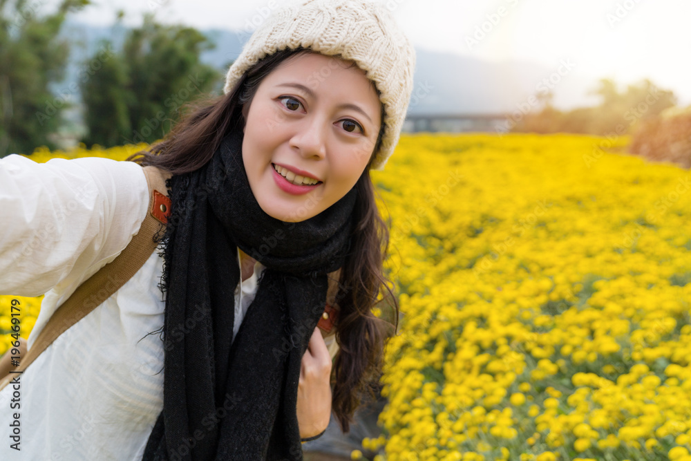 菊花地里的女人自拍