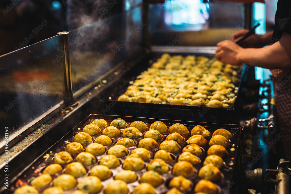 烹饪日本最受欢迎的美味小吃takoyaki