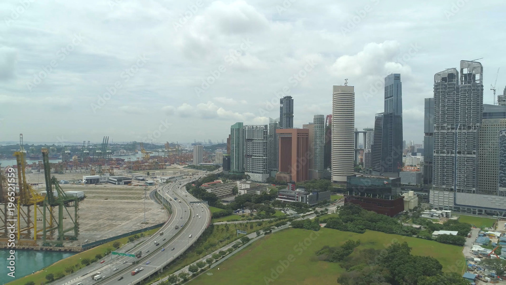 空中飞行：飞越建筑工地，飞向空荡荡的城市港口码头。