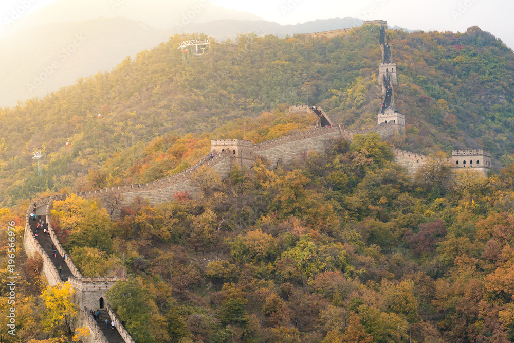 中国长城远景压缩塔和墙在山脉中分割秋季