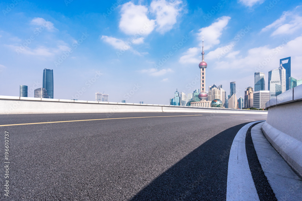 空旷的道路，城市全景