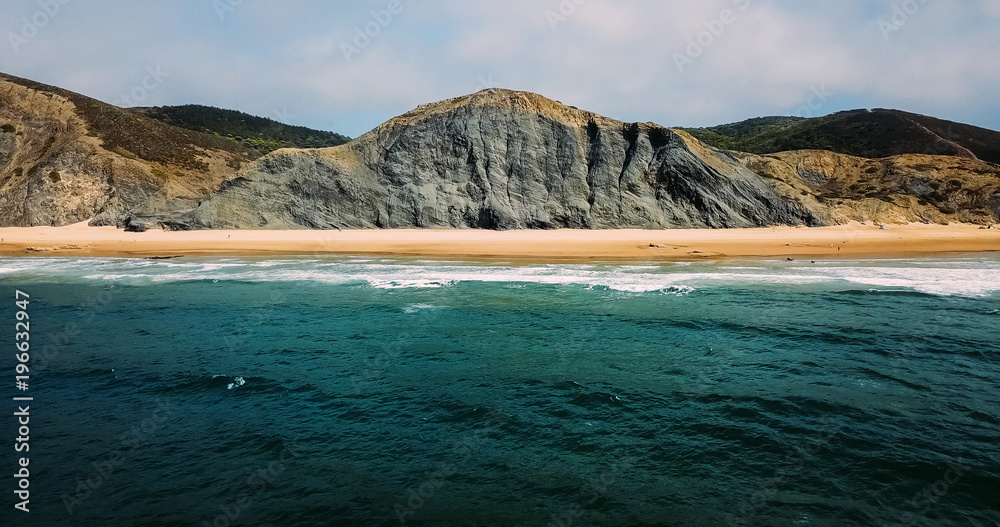 葡萄牙蓝色海浪和美丽沙滩的无人机全景