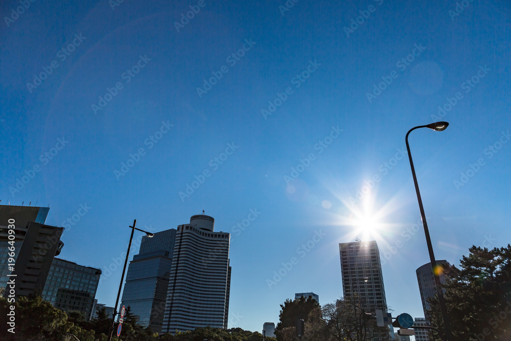 太陽がまぶしい都会の空