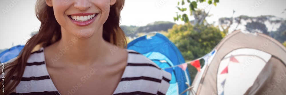 戴着花冠微笑的美丽女人的合成图像