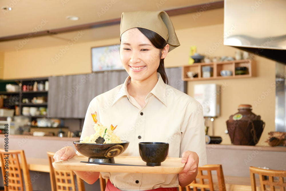 食事を運ぶ飲食店の店員