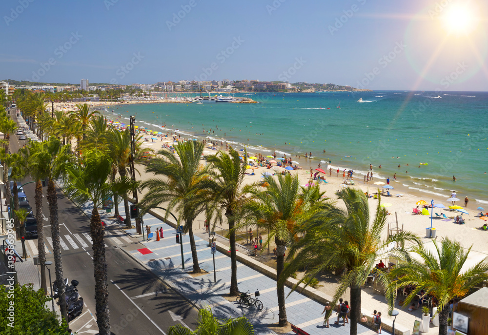 阳光明媚的日子里，西班牙Salou Platja Llarga海滩的景色