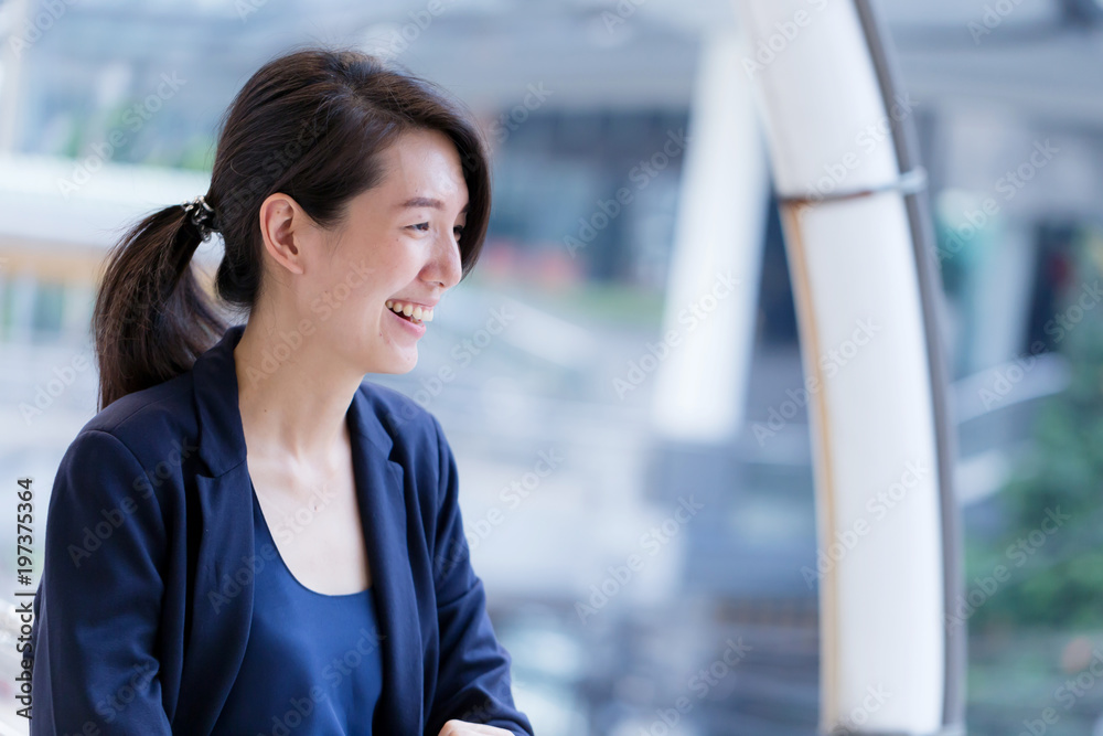 美丽的亚洲聪明女人在海军蓝颜色西装肖像户外位置