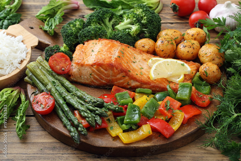 delizioso filetto di salmone arrosto con asparagi e pomodori 