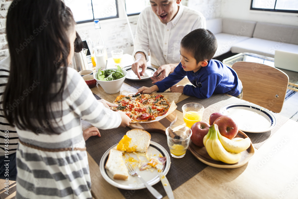 男の子がピザを食べようとしている。