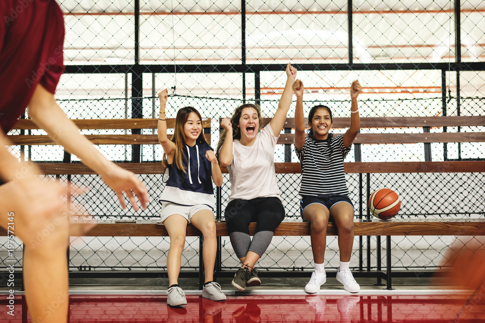 青少年女孩为打篮球的男孩欢呼