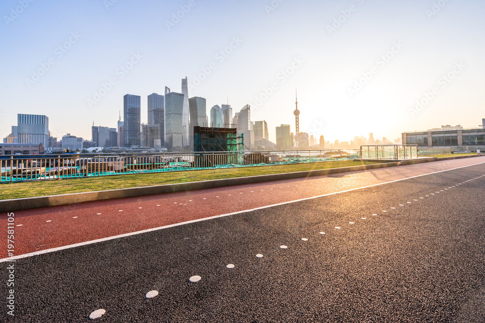 有现代建筑的空旷道路