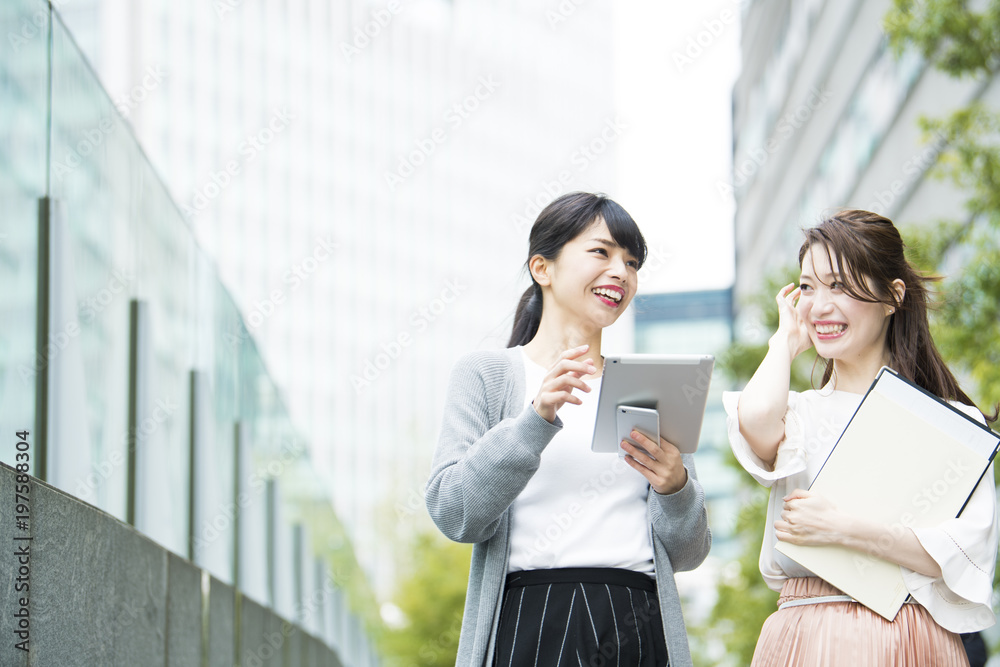 オフィス街を歩く女性社員たち