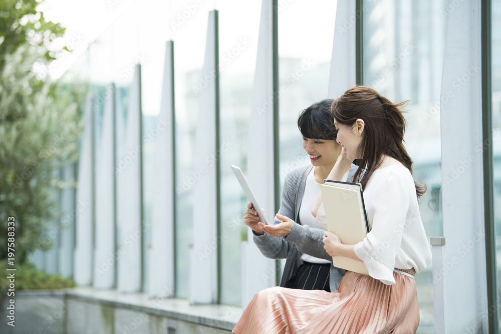 OLたちが休憩中にタブレットを見ている