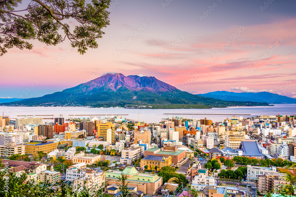 黄昏时分，日本鹿儿岛与樱岛火山的天际线。