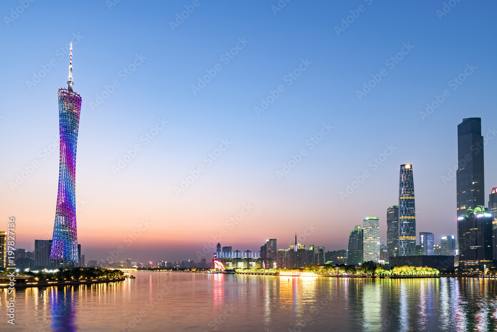 广州美丽的城市夜景和建筑景观的天际线