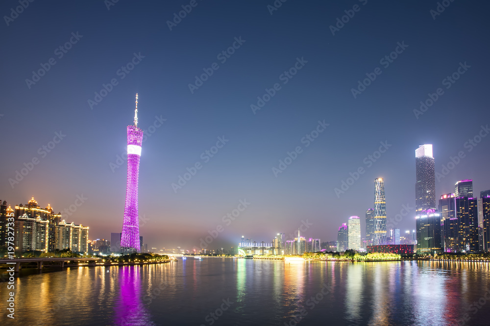 广州美丽的城市夜景和建筑景观的天际线