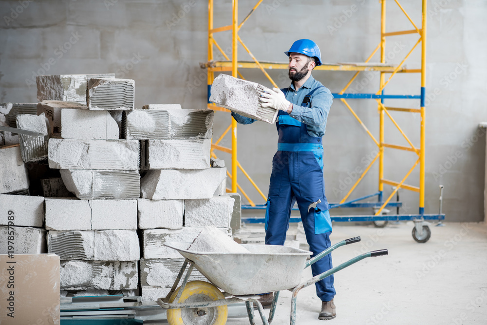 穿制服的建筑工人在室内施工现场使用积木