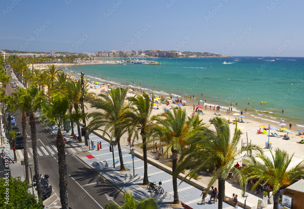 阳光明媚的日子里，西班牙Salou Platja Llarga海滩的景色