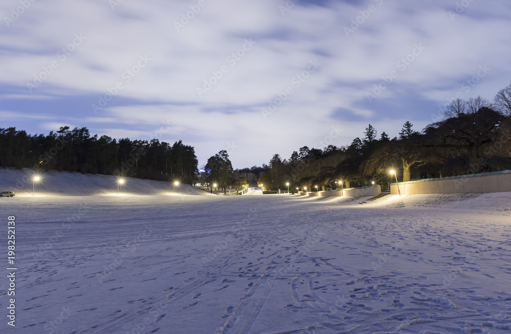 Utsikt över infarten och vägarrna inne på Skogskyrkogården  stjärnklar vinternatt