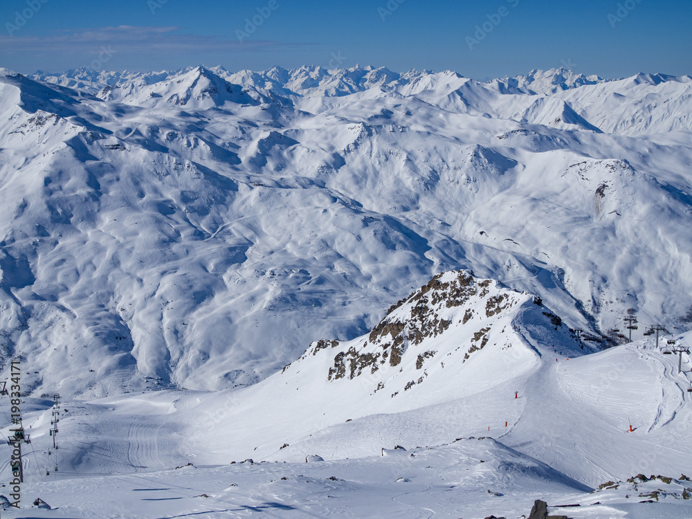 法国库尔舍维尔滑雪场斜坡，2018年。蓝天和大量的雪。地区3山谷