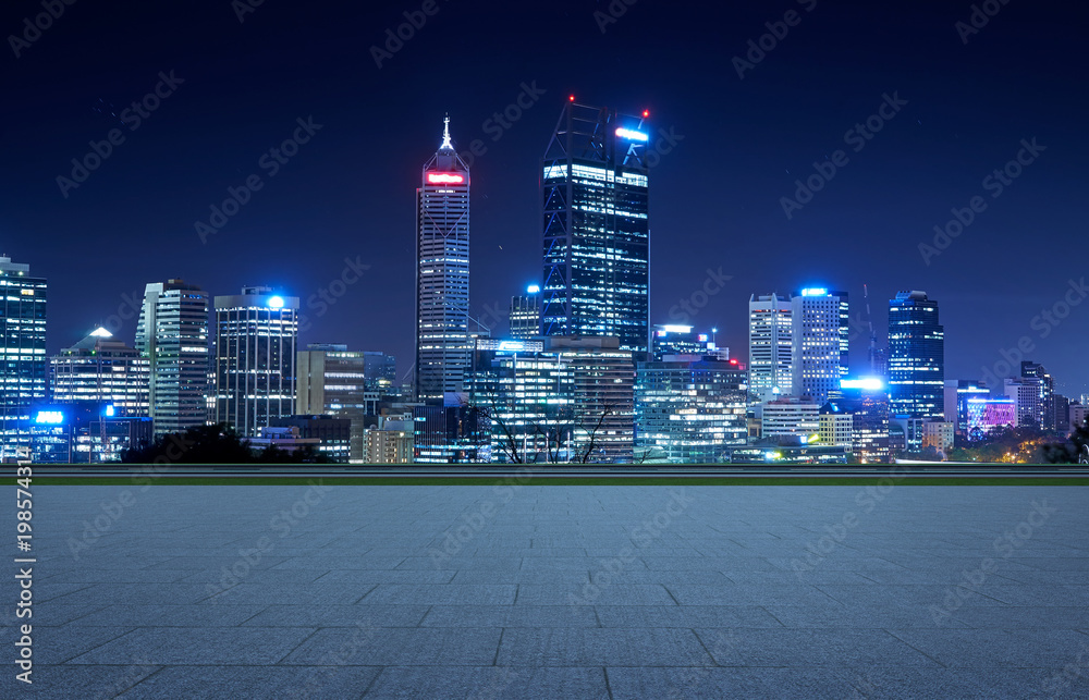 空荡荡的广场一楼，背景是城市天际线。夜景。