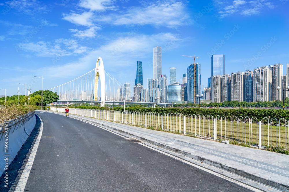 沥青路面的前景和城市建筑景观的天际线