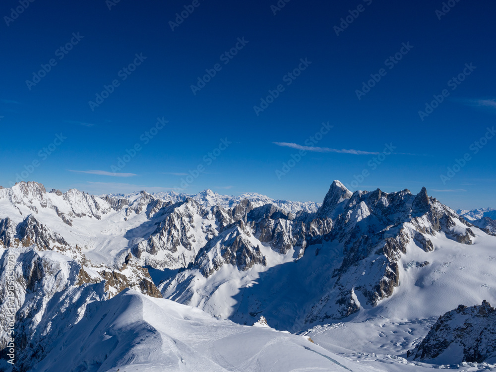 Aiguille du Midi，法国阿尔卑斯山。滑雪场。Chamonix Mont Blanc，法国。欧洲度假