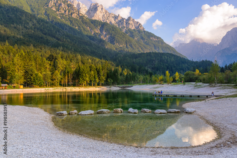 斯洛文尼亚Kranjska Gora附近Jasna湖的日落景观。美丽的高山湖泊，清澈见底