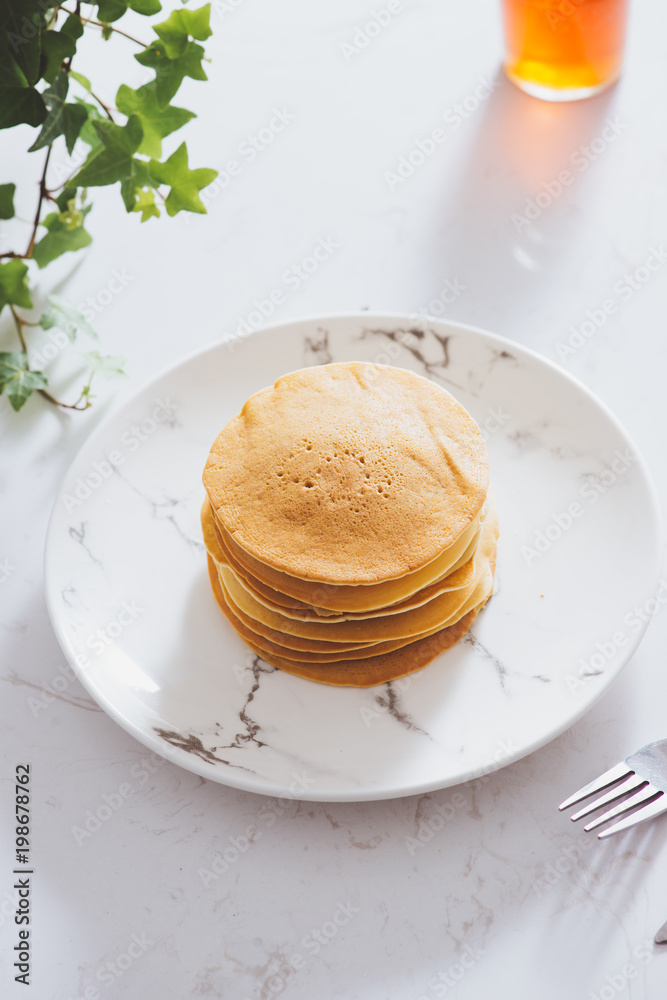 早餐烹饪。美味的自制煎饼在盘子里