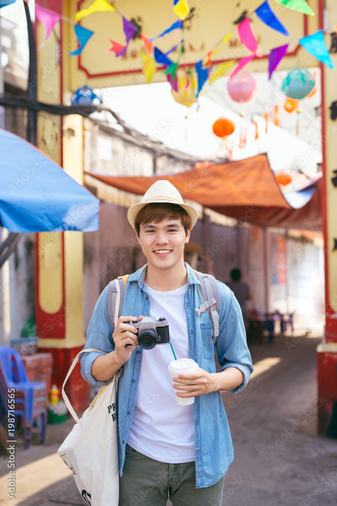 亚洲英俊男子摄影师旅行者。生活方式概念。