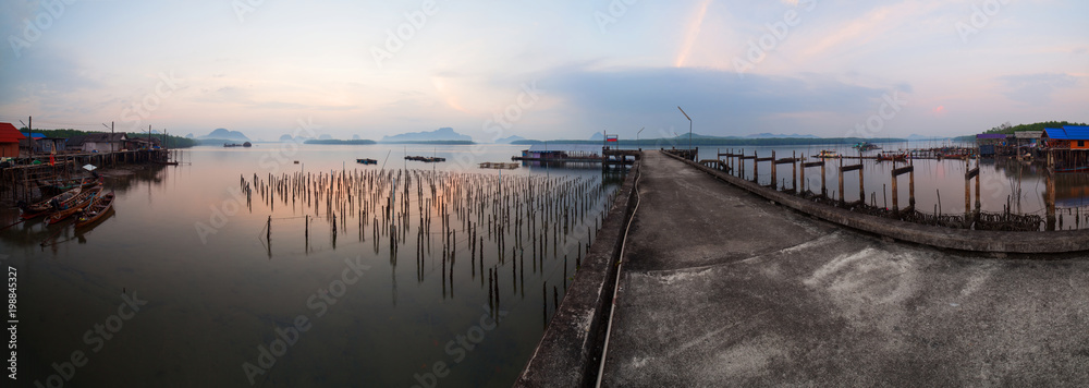 泰国ban sam chong tai phang nga渔民村的旧桥全景。