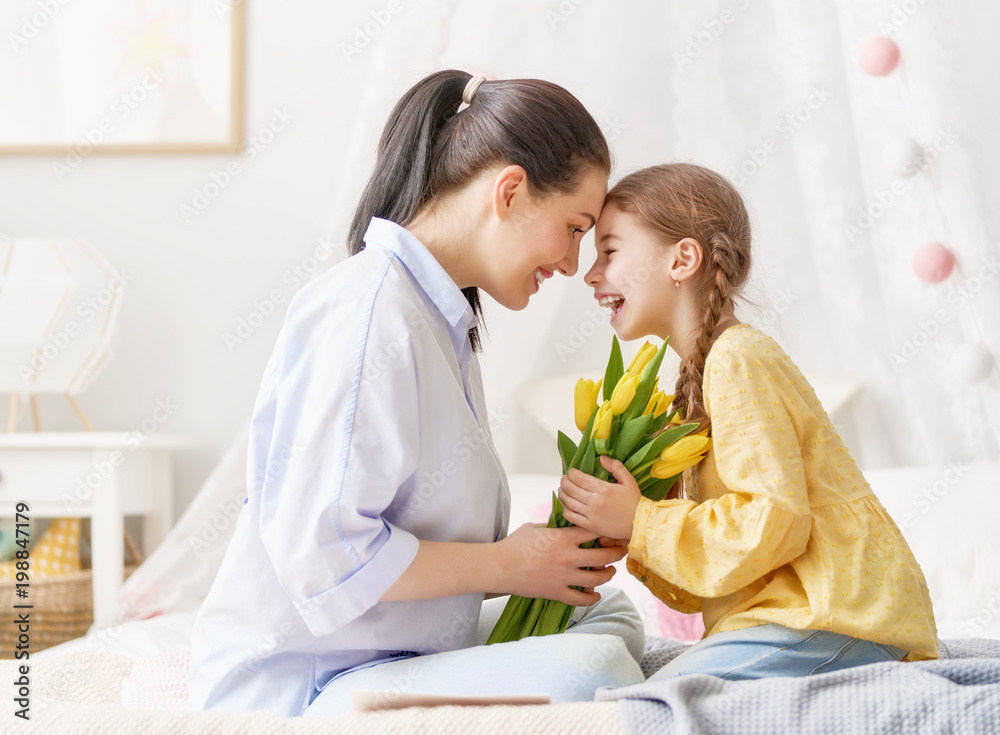 女儿在祝贺妈妈