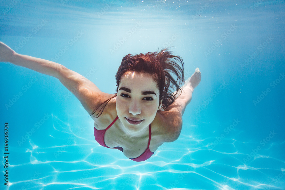 女子游泳池水下游泳