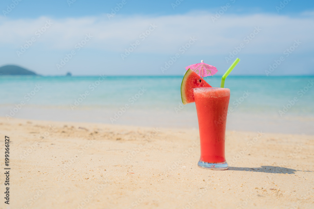 泰国普吉岛蓝色热带夏季海滩上的西瓜鸡尾酒。夏天，度假，旅行和