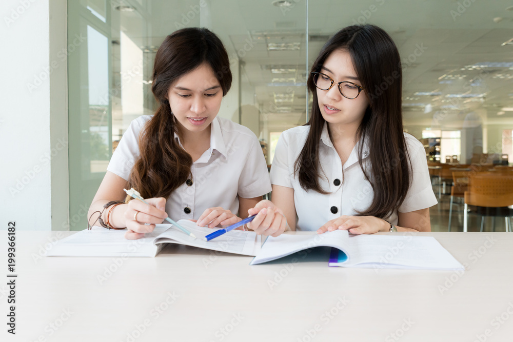 两名在大学一起学习的亚洲学生。大学生。