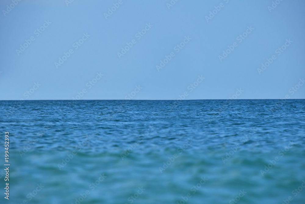 蓝色海水、地平线和天空的宁静景象