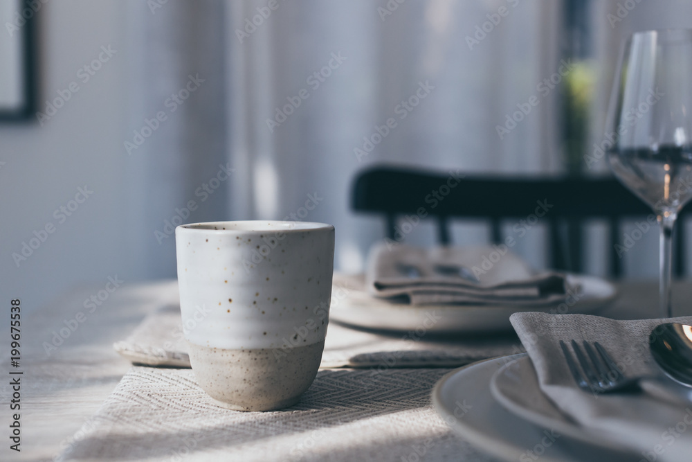 餐桌上的陶瓷茶杯色调概念