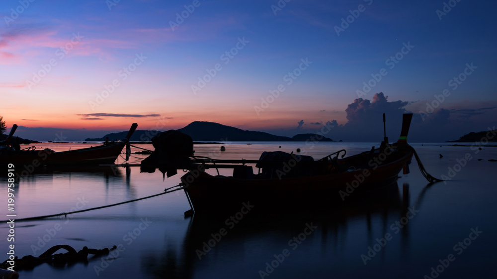 长尾船与沿海渔村，海上日出时的美景。