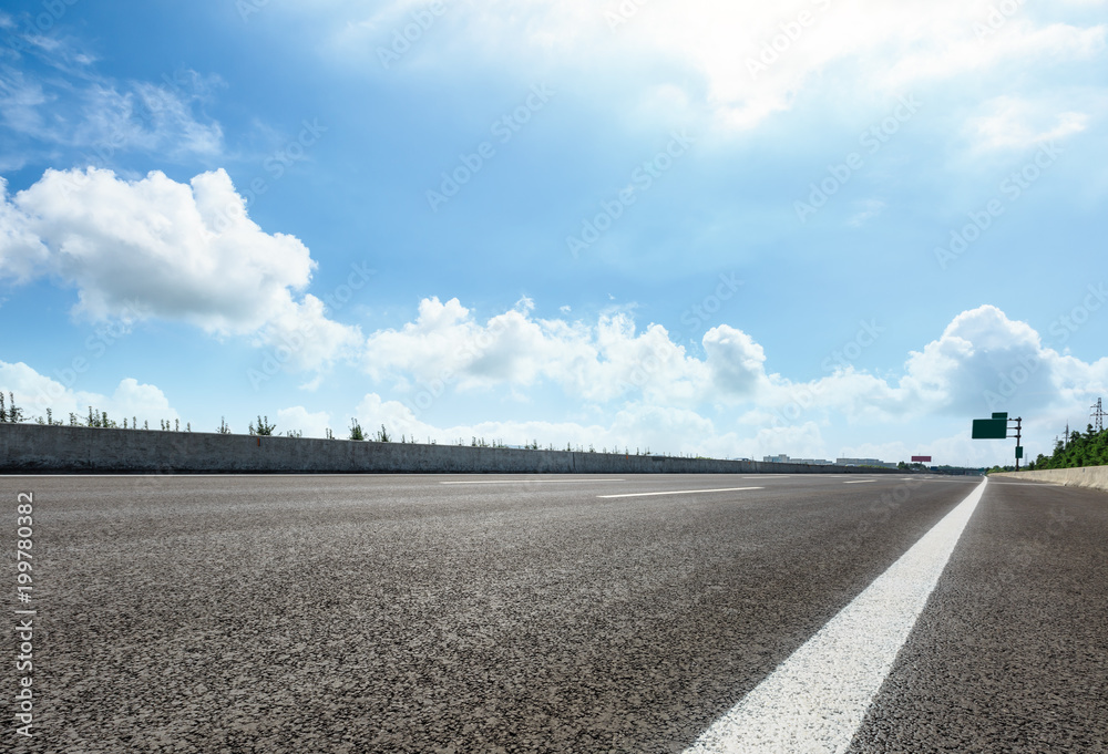 新公路与天空白云景观