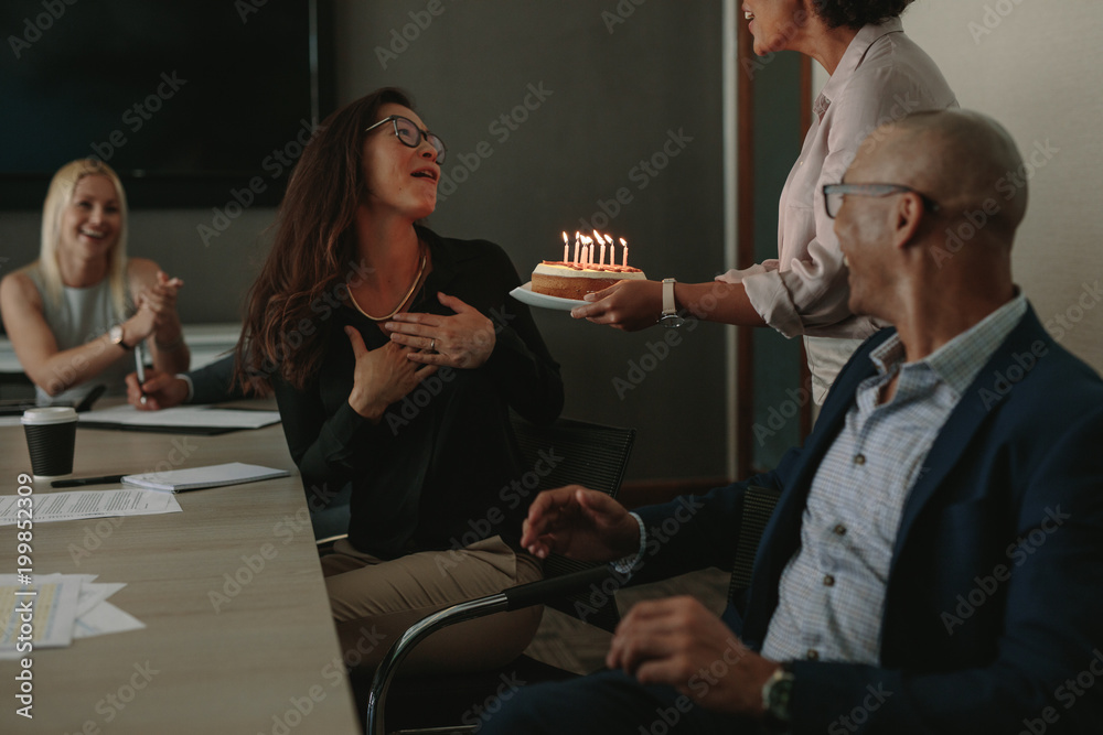 员工在办公室庆祝同事生日